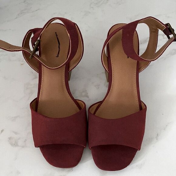 Universal thread platform sandals NWOT - Picture 1 of 5